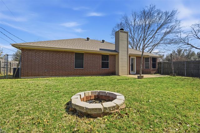 1154 Miles Avenue, Burleson, TX 76028