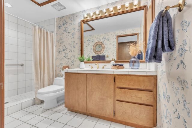 21 River Bluff Ln, Carmichael, CA 95608