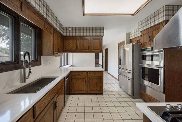 6723 Kingswood Road, Willowbrook, IL 60527