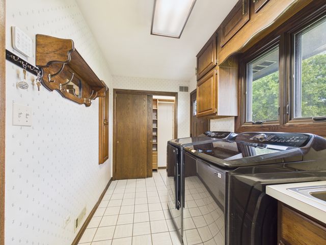 6723 Kingswood Road, Willowbrook, IL 60527