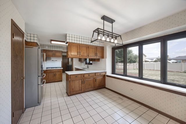 6723 Kingswood Road, Willowbrook, IL 60527