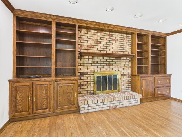 6723 Kingswood Road, Willowbrook, IL 60527