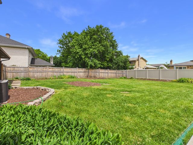 6723 Kingswood Road, Willowbrook, IL 60527