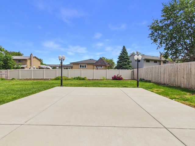 6723 Kingswood Road, Willowbrook, IL 60527