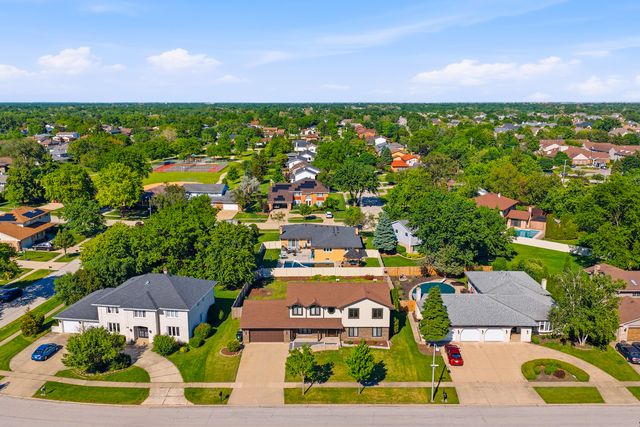 6723 Kingswood Road, Willowbrook, IL 60527