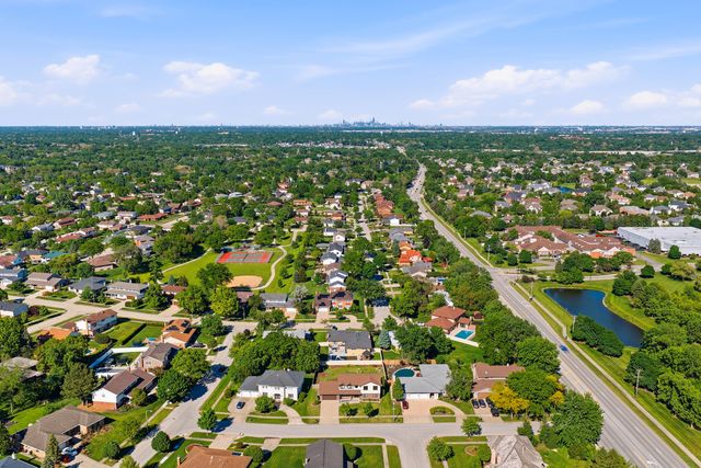 6723 Kingswood Road, Willowbrook, IL 60527