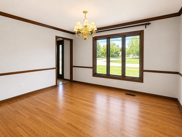 6723 Kingswood Road, Willowbrook, IL 60527