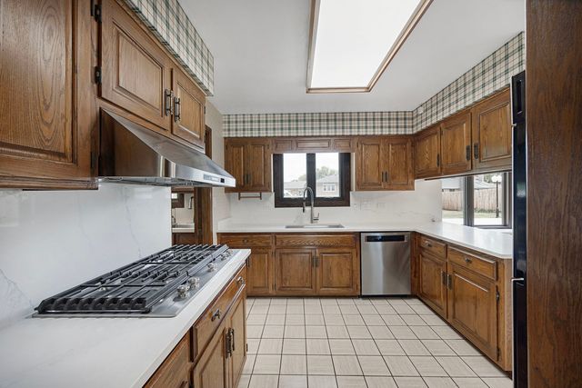 6723 Kingswood Road, Willowbrook, IL 60527