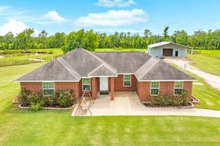 130 Pin Oak Drive, Angleton, TX 77515