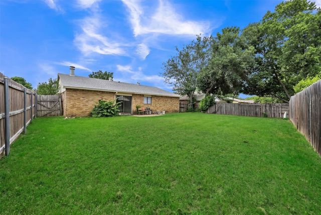 6705 Greenfield Drive, Arlington, TX 76016