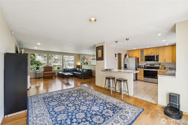 3021 NE 201st Place, Lake Forest Park, WA 98155