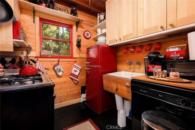 529 West Victoria Court, Lake Arrowhead, CA 92352