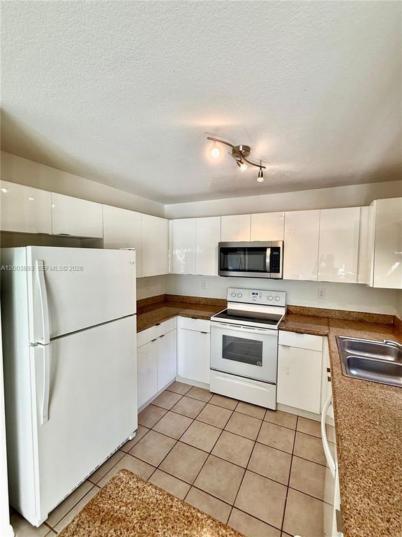 2206 NW 170th Ave, Pembroke Pines, FL 33028