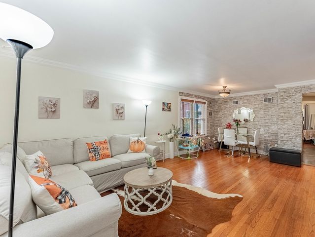 1038 Superior Street 1W, Oak Park, IL 60302