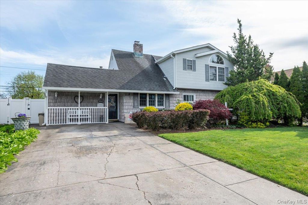 253 Blacksmith Road S, Levittown, NY 11756