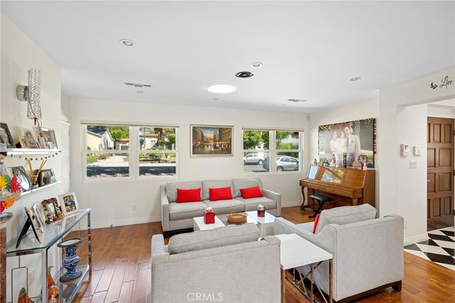 2040 W Kenneth Road, Glendale, CA 91201