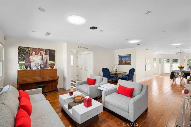 2040 W Kenneth Road, Glendale, CA 91201