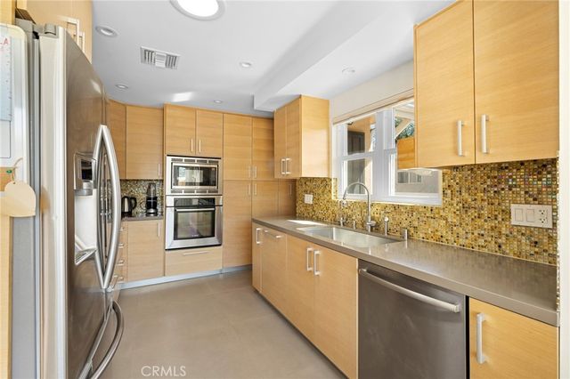 2040 W Kenneth Road, Glendale, CA 91201