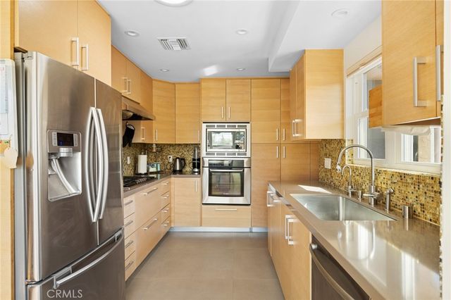 2040 W Kenneth Road, Glendale, CA 91201