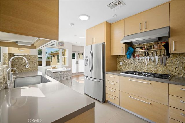 2040 W Kenneth Road, Glendale, CA 91201