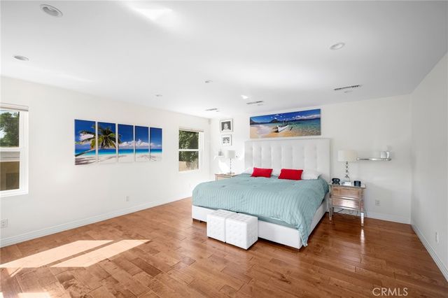 2040 W Kenneth Road, Glendale, CA 91201