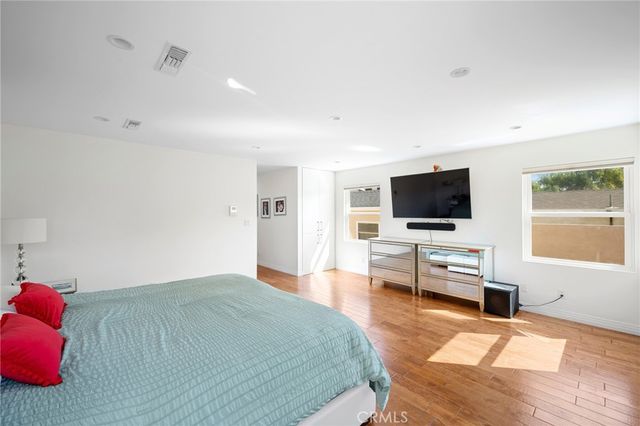 2040 W Kenneth Road, Glendale, CA 91201