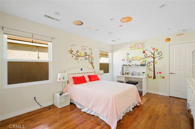 2040 W Kenneth Road, Glendale, CA 91201
