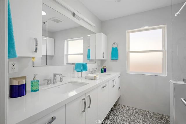 2040 W Kenneth Road, Glendale, CA 91201