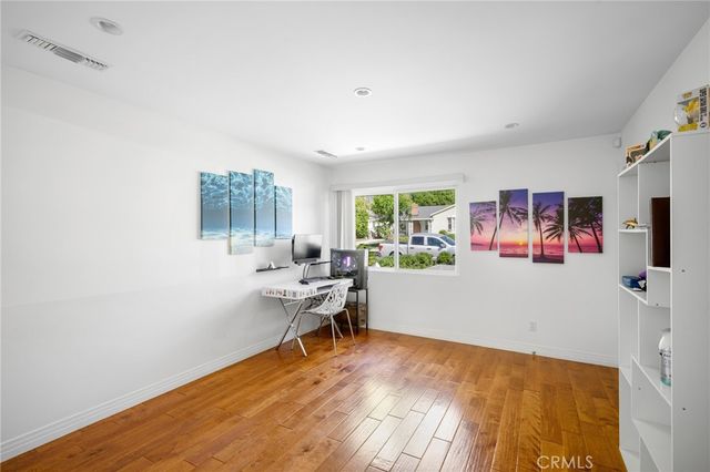 2040 W Kenneth Road, Glendale, CA 91201