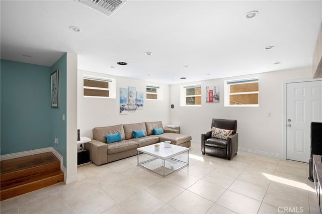 2040 W Kenneth Road, Glendale, CA 91201