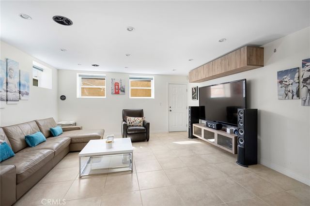 2040 W Kenneth Road, Glendale, CA 91201