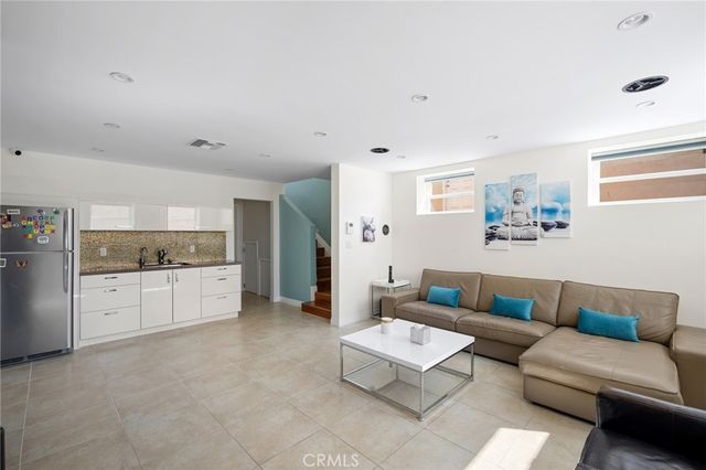 2040 W Kenneth Road, Glendale, CA 91201