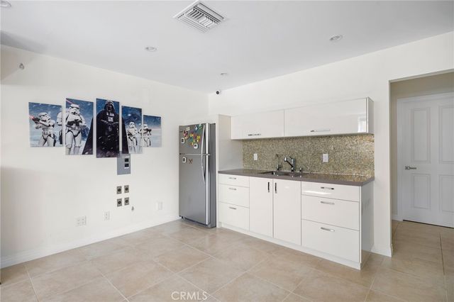 2040 W Kenneth Road, Glendale, CA 91201