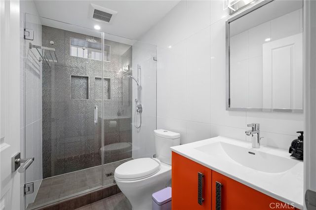 2040 W Kenneth Road, Glendale, CA 91201