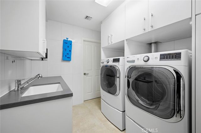 2040 W Kenneth Road, Glendale, CA 91201
