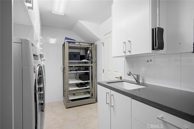 2040 W Kenneth Road, Glendale, CA 91201
