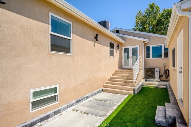2040 W Kenneth Road, Glendale, CA 91201