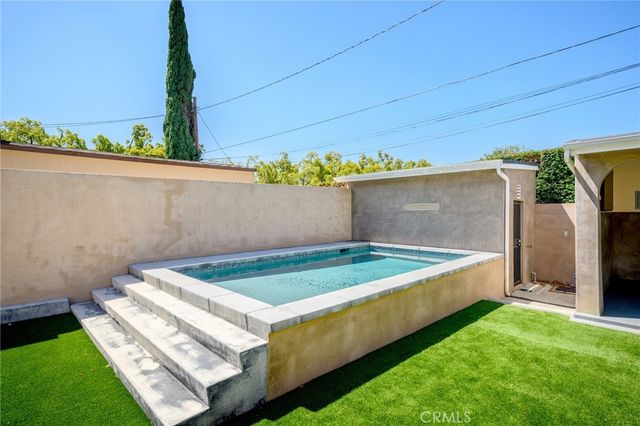 2040 W Kenneth Road, Glendale, CA 91201