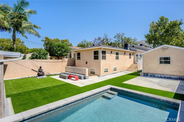 2040 W Kenneth Road, Glendale, CA 91201
