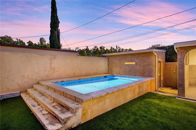 2040 W Kenneth Road, Glendale, CA 91201