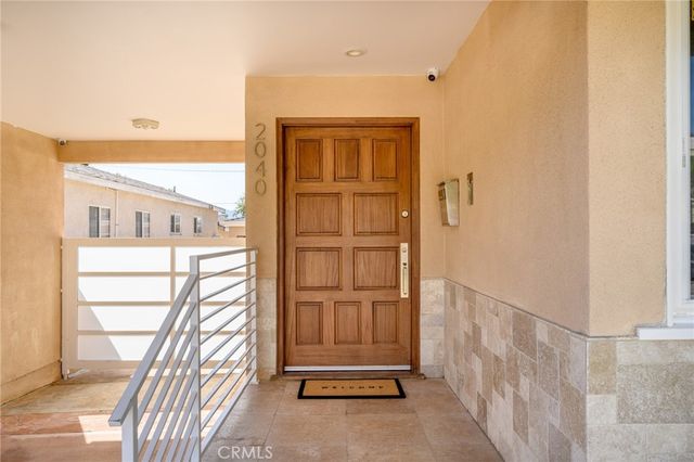 2040 W Kenneth Road, Glendale, CA 91201