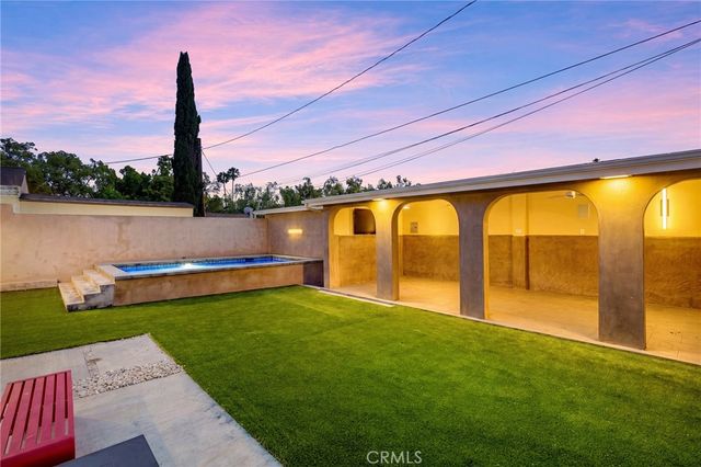 2040 W Kenneth Road, Glendale, CA 91201