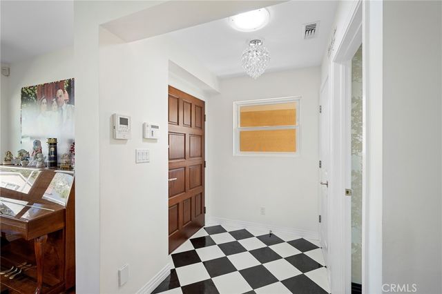 2040 W Kenneth Road, Glendale, CA 91201