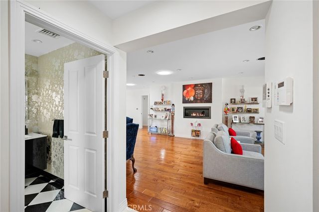 2040 W Kenneth Road, Glendale, CA 91201
