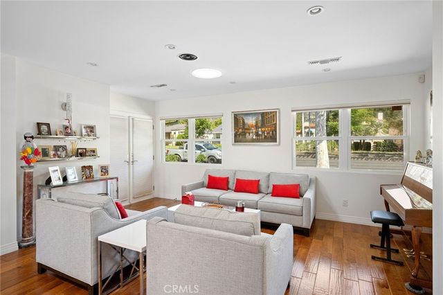 2040 W Kenneth Road, Glendale, CA 91201