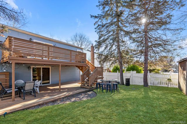 7 Vilno Court, Huntington Station, NY 11746