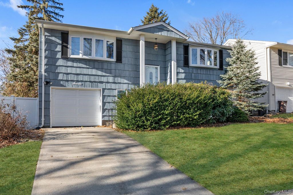 7 Vilno Court, Huntington Station, NY 11746