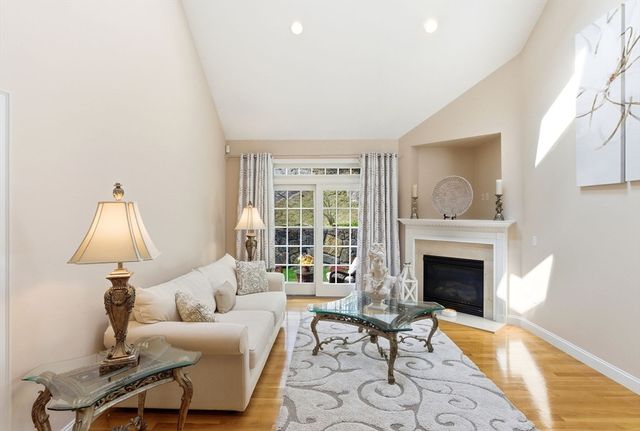 900 Lynnfield St D16, Lynnfield, MA 01940