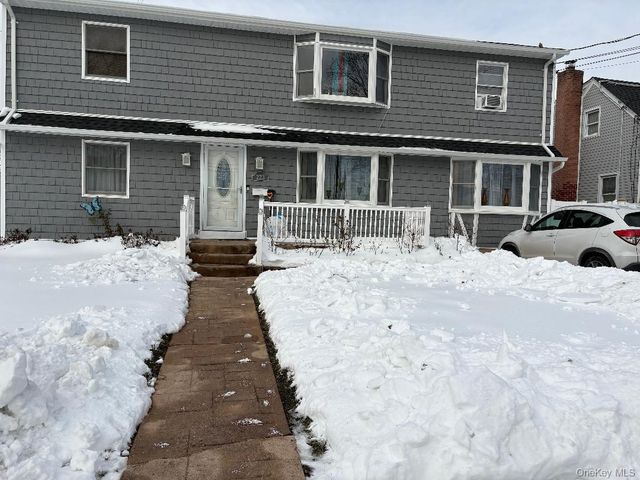 223 Audley Court S, Copiague, NY 11726