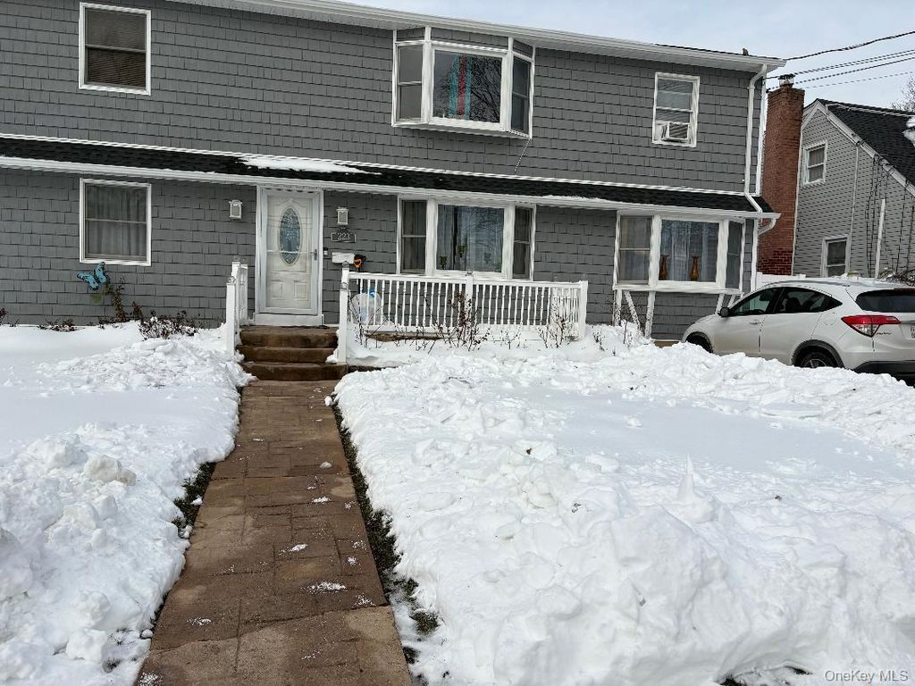 223 Audley Court S, Copiague, NY 11726